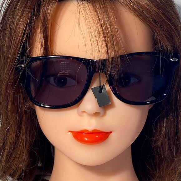1352 Sunglasses Oversize Black Frames Black Lens NWT - Picture 1 of 9